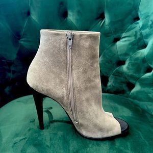 LUXURY Bottega Veneta Suede Peep Toe Booties in timeless taupe, Size 39